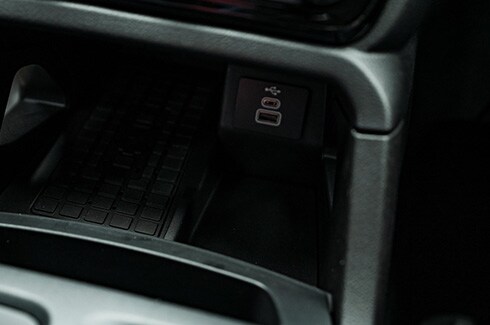 Ford Ranger 2025 cuenta con 2 puertos usb y cargador inalámbrico para Smartphone